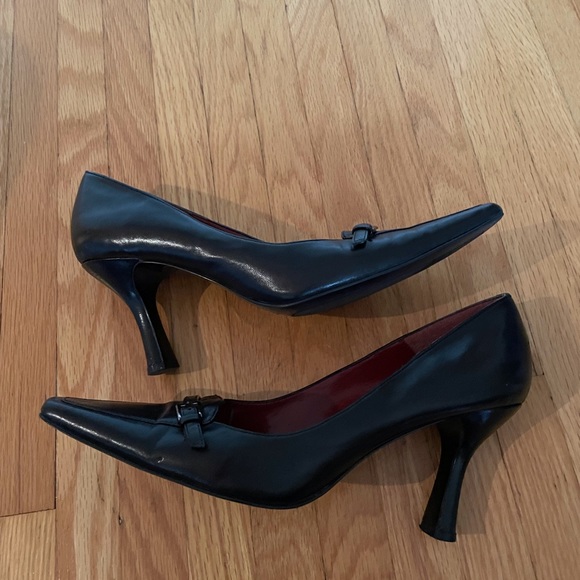 Nine West Size 8 Black leather pumps. - Picture 13 of 14